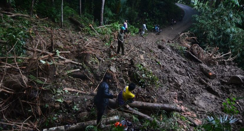 Ratusan Warga Korban Longsor Kaki Gunung Anaga