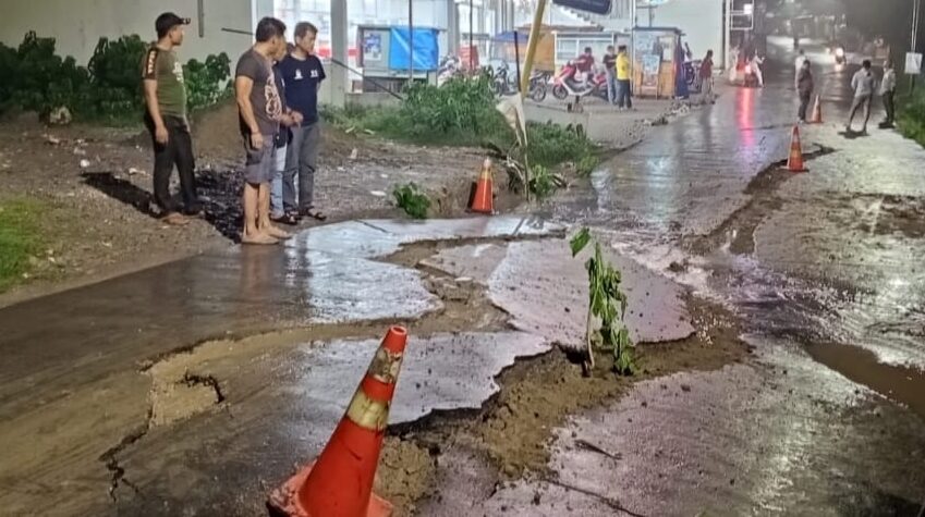 Jalan Penghubung Antar 2 Desa di Bojongmangu Ambles