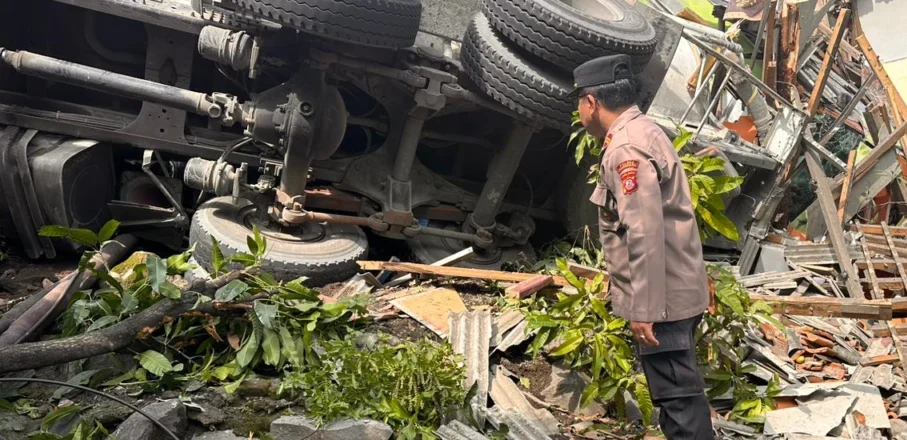 Tabrakan Beruntun Truk Tanki dan 4 Mobil Hancurkan Rumah Warga