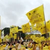 Cawapres Nomor Urut 2, Gibran Rakabuming Raka dan Ketum Golkar, Airlangga Hartarto menghadiri Kampanye Akbar Golkar Jabar di Stadion Mini, Cikarang Utara, Kabupaten Bekasi.