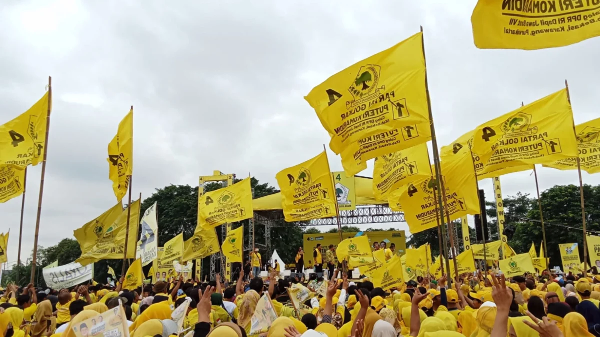 Cawapres Nomor Urut 2, Gibran Rakabuming Raka dan Ketum Golkar, Airlangga Hartarto menghadiri Kampanye Akbar Golkar Jabar di Stadion Mini, Cikarang Utara, Kabupaten Bekasi.