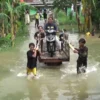 Kali Ulu Meluap, Segini Pendapatan Ojek Gerobak Lintasi Banjir di Bekasi