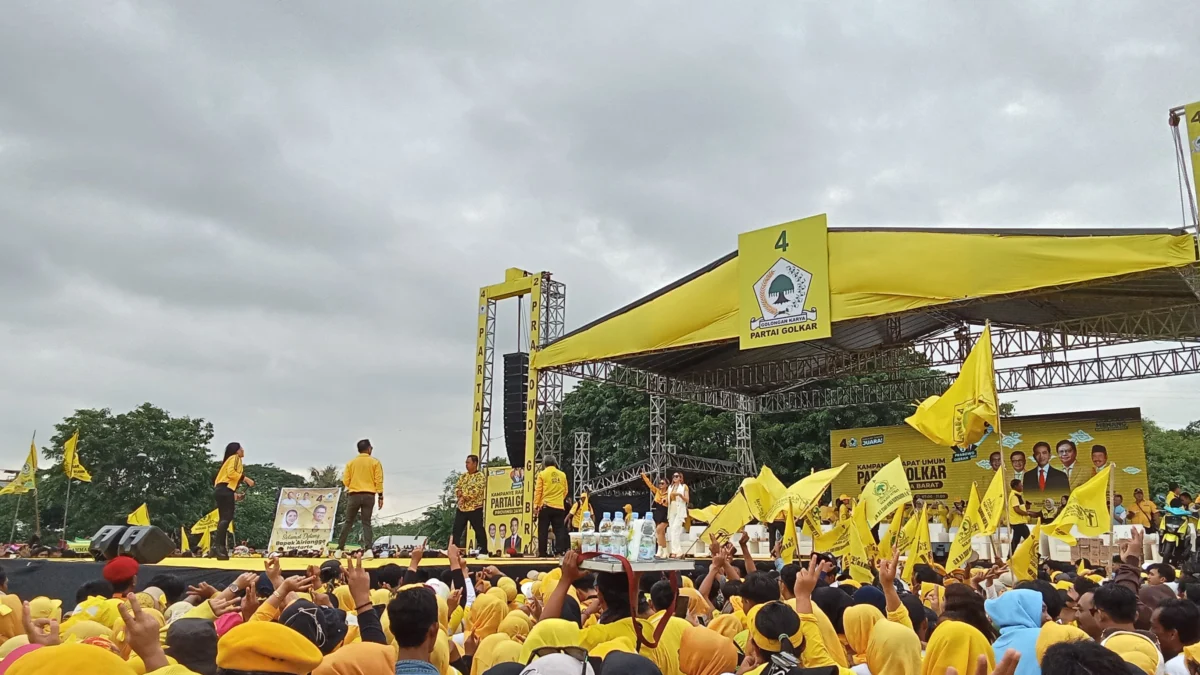 Calon Wakil Presiden (Cawapres) Nomor Urut 2, Gibran Rakabuming Raka di hadapan ribuan simpatisan di Kabupaten Bekasi mengajak bersama-sama untuk berkerja keras dalam memenangkan pelaksanaan Pemilihan Umum (Pemilu) 2024 di Indonesia.