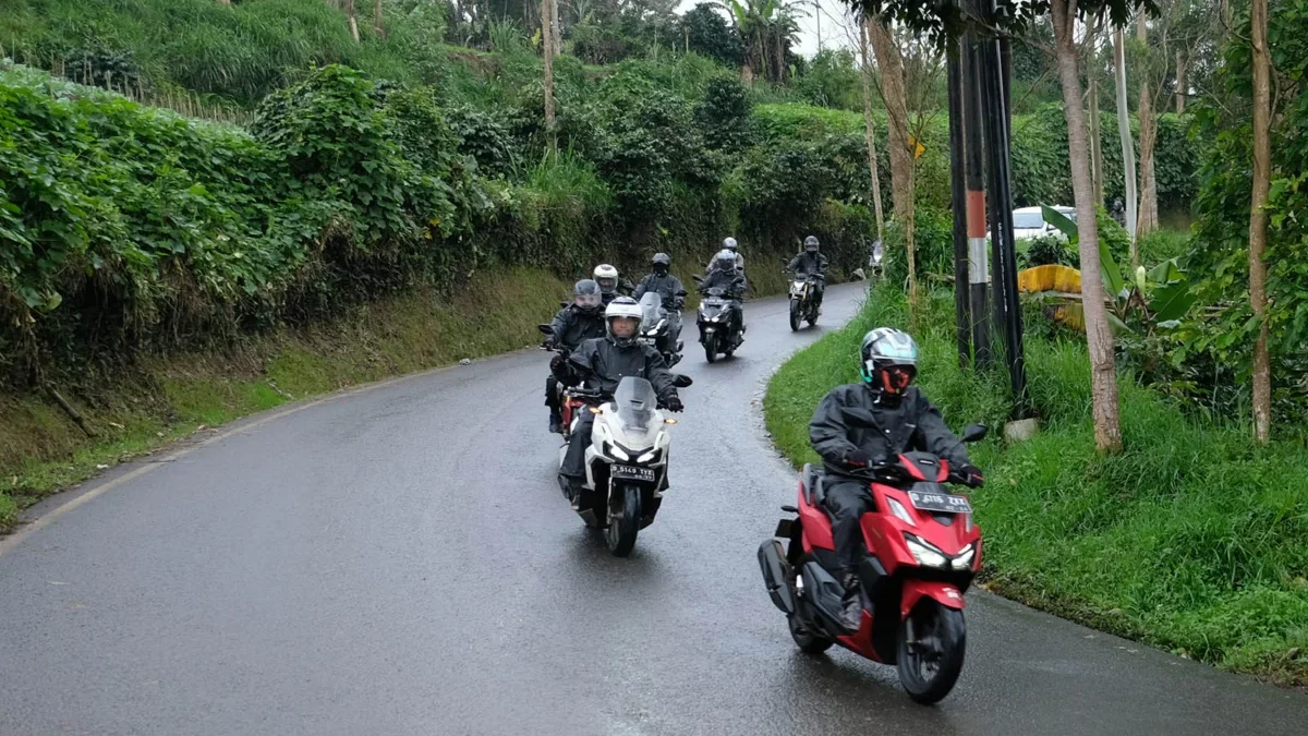 Cara Atasi Kaca Helm Ngembun Saat Musim Hujan