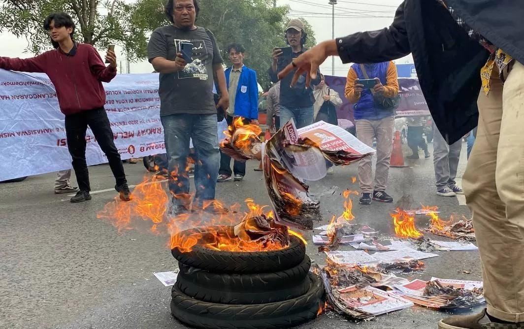 Mahasiswa Bekasi-Karawang Unjuk Rasa Hingga Bakar Foto Presiden