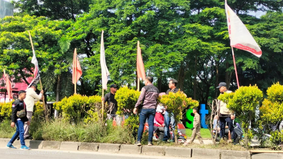 Masa Tenang, Panwaslu Cikarang Selatan Fokus Tertibkan APK di Sepanjang Jalan Alteri