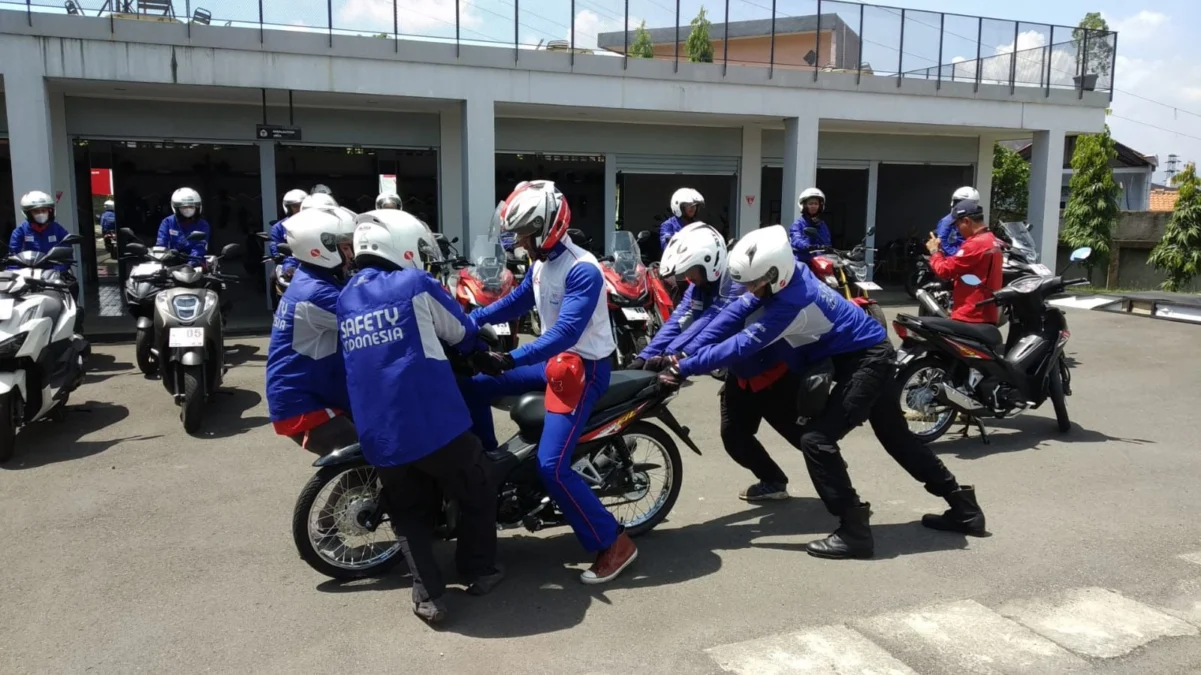 Sesi praktek pelatihan Safety Riding