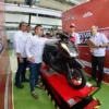 Marketing Director AHM Octavianus Dwi sedang mencoba hasil uji praktik