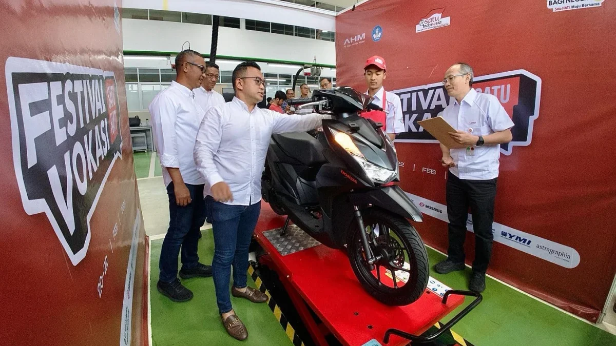 Marketing Director AHM Octavianus Dwi sedang mencoba hasil uji praktik