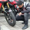 Musim hujan seringkali menjadi ujian bagi sepeda motor