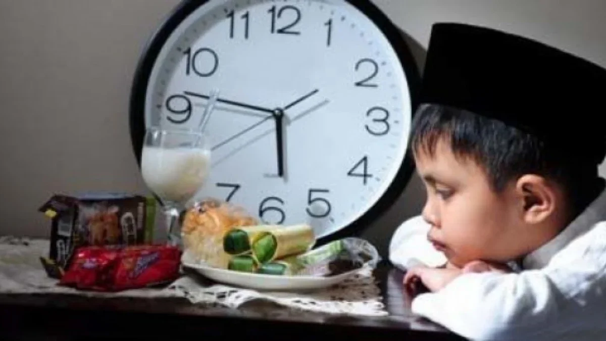 melatih anak berpuasa. (sumber foto: www.sarungbhs.co.id)