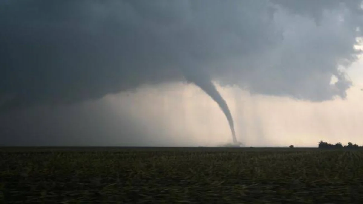 Perbedaan Angin Tornado dengan Angin Puting Beliung