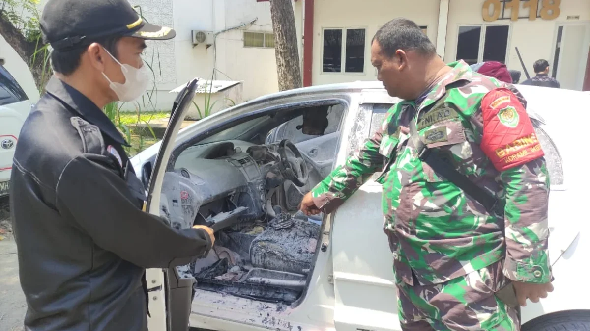 Staf Unsika Bakar Mobil Dosen di Siang Bolong