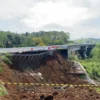 Arus Mudik ke Arah Sukabumi Macet Parah Gara-gara Longsor di KM 64, Tol Cigombong-Cibadak Tak Bisa Dilalui