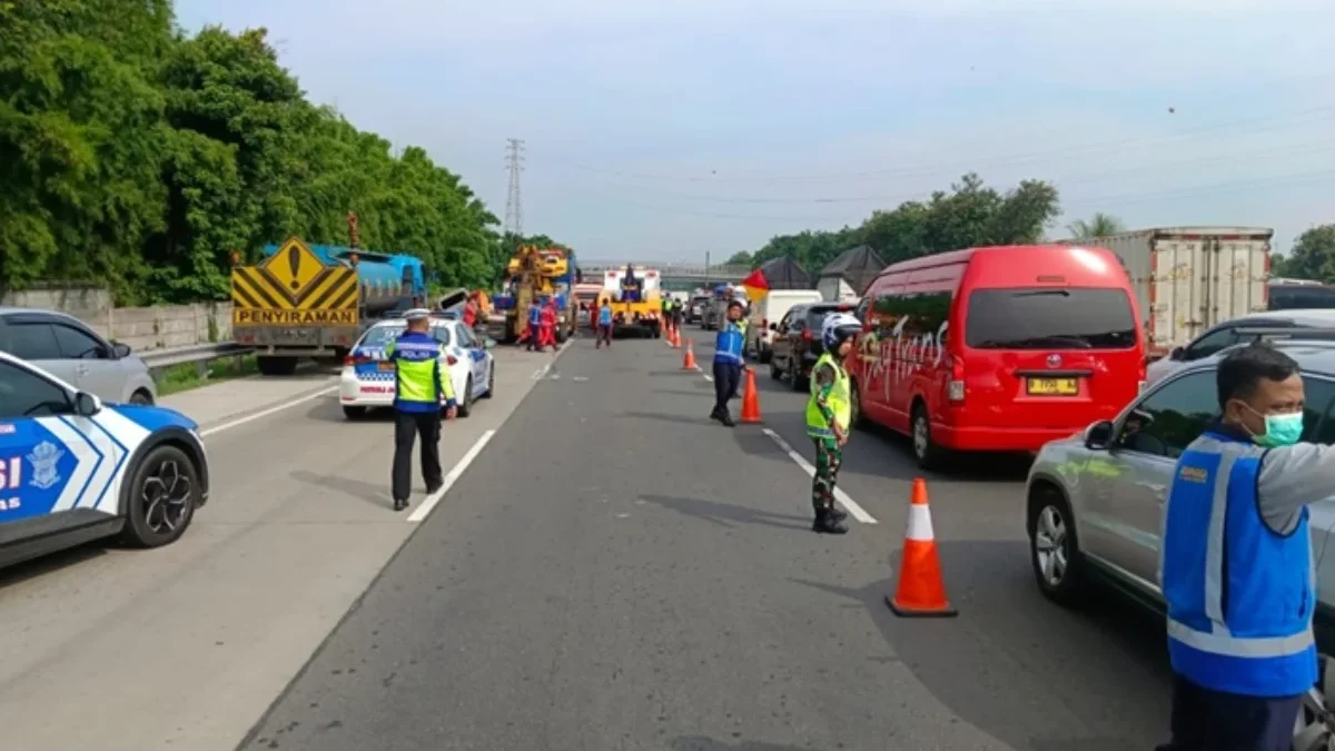 Kamis Sang Polisi Kembali Berlalukan Rekayasa Lalin Satu Arah di Tol Jakarta-Cikampek