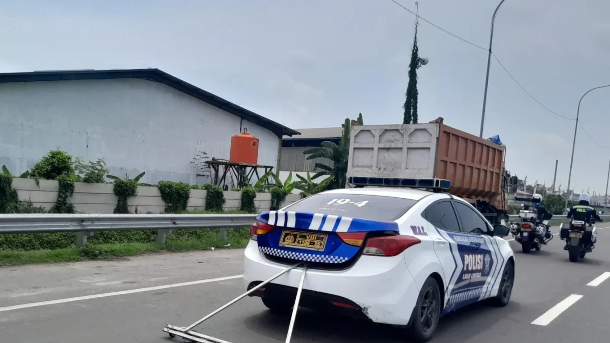 Polisi Sisir Ranjau Paku di Jalur Mudik Karawang