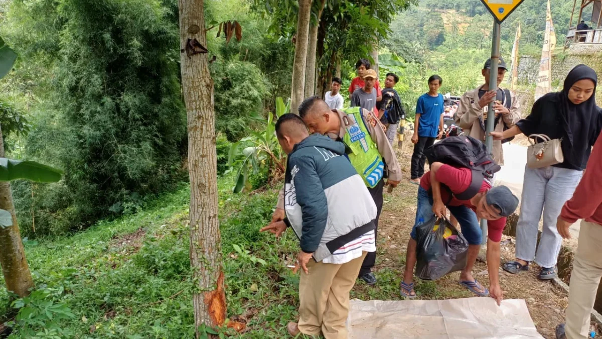 2 Remaja Karawang Masuk Jurang di Tegalwaru