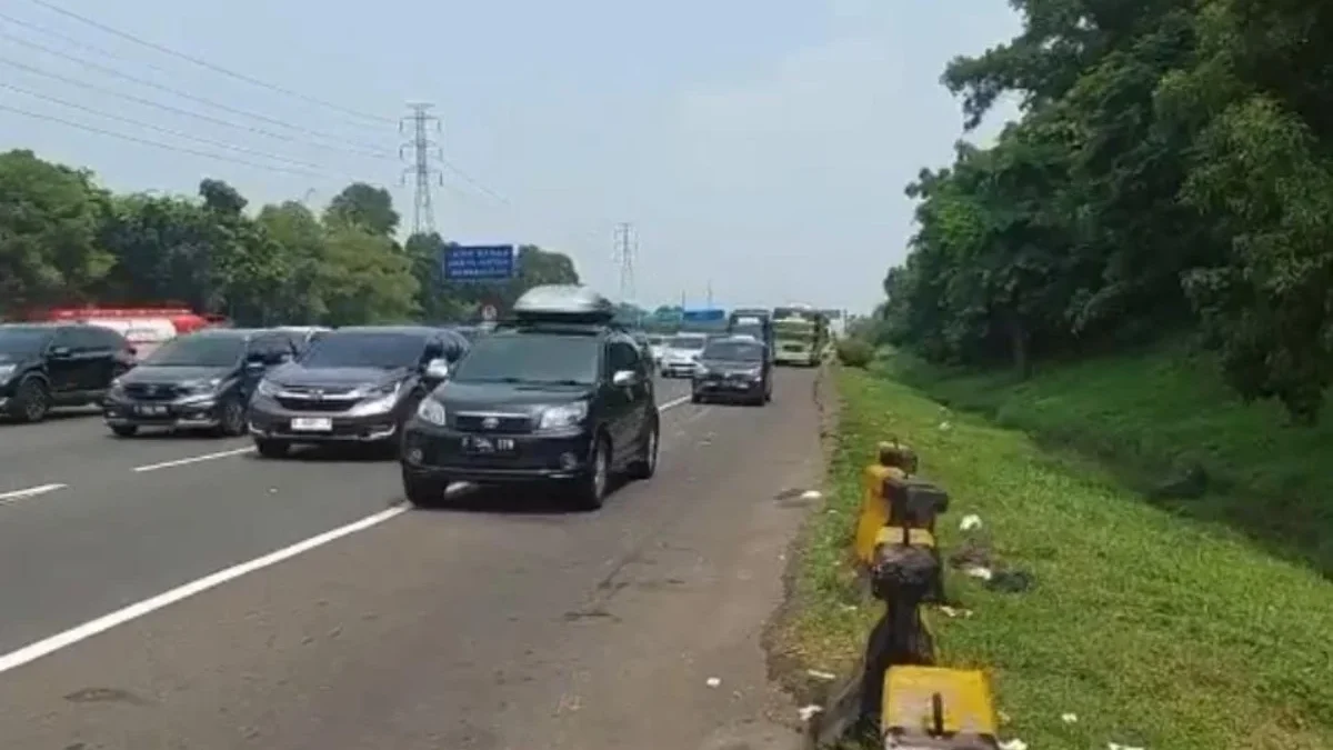 Jalan arteri Karawang dan Tol Jakarta-Cikampek Mulai Terlihat Padat