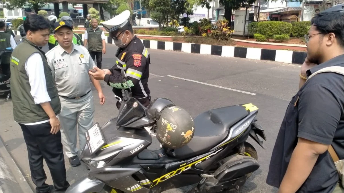 Samsat dan Bapenda Karawang Turun ke Jalan Cek Pajak Kendaraan Bermotor Para Pengendara di Karawang