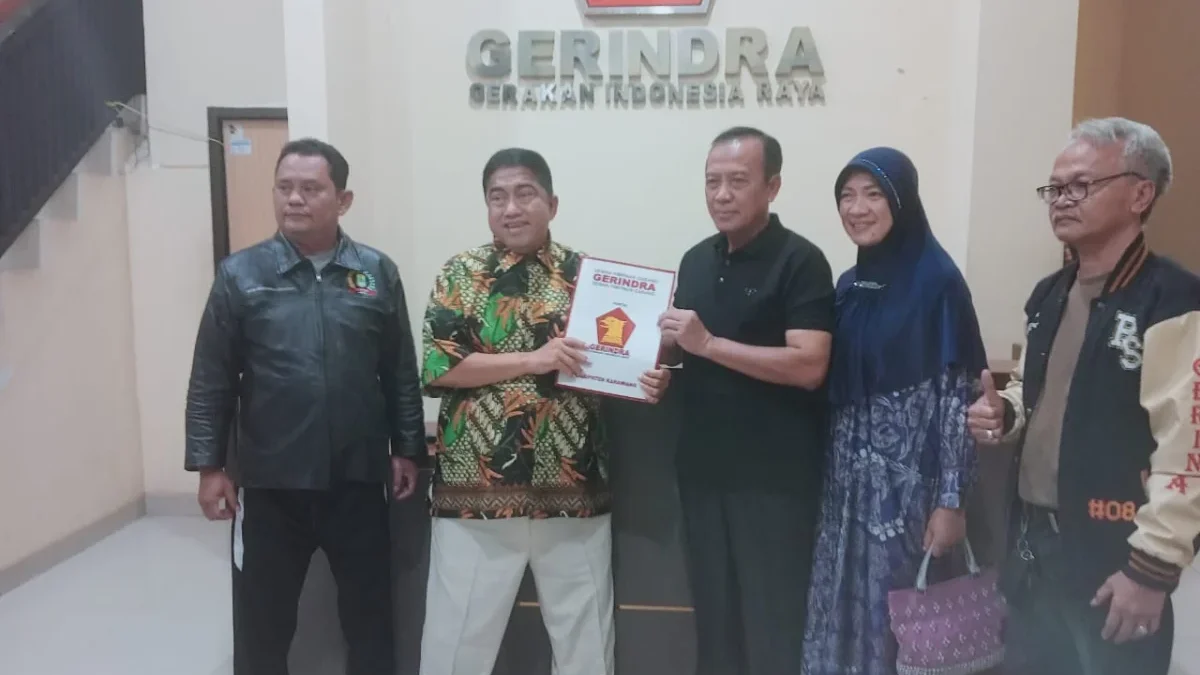 H Ade Swara dan Hj Nurlatifah di DPC Gerindra Karawang