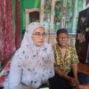 Coklit di Rumah Warga Berusia 120 Tahun, KPU Karawang Siap Fasilitasi Totong untuk Memilih