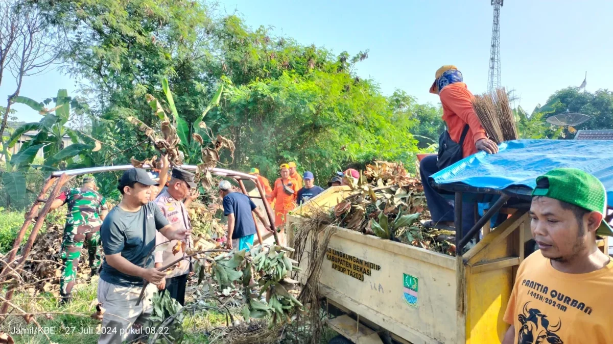 Warga Ciantra Gotong Royong Bersihkan Lingkungan Sambut Lomba Kampung Bersih