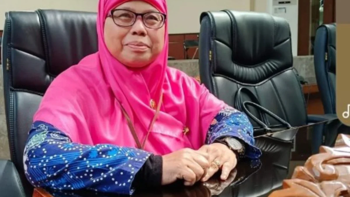 Dra. Hj. Ani Rukmini, M.l.Kom Ketua Komisi I DPRD Kabupaten Bekasi