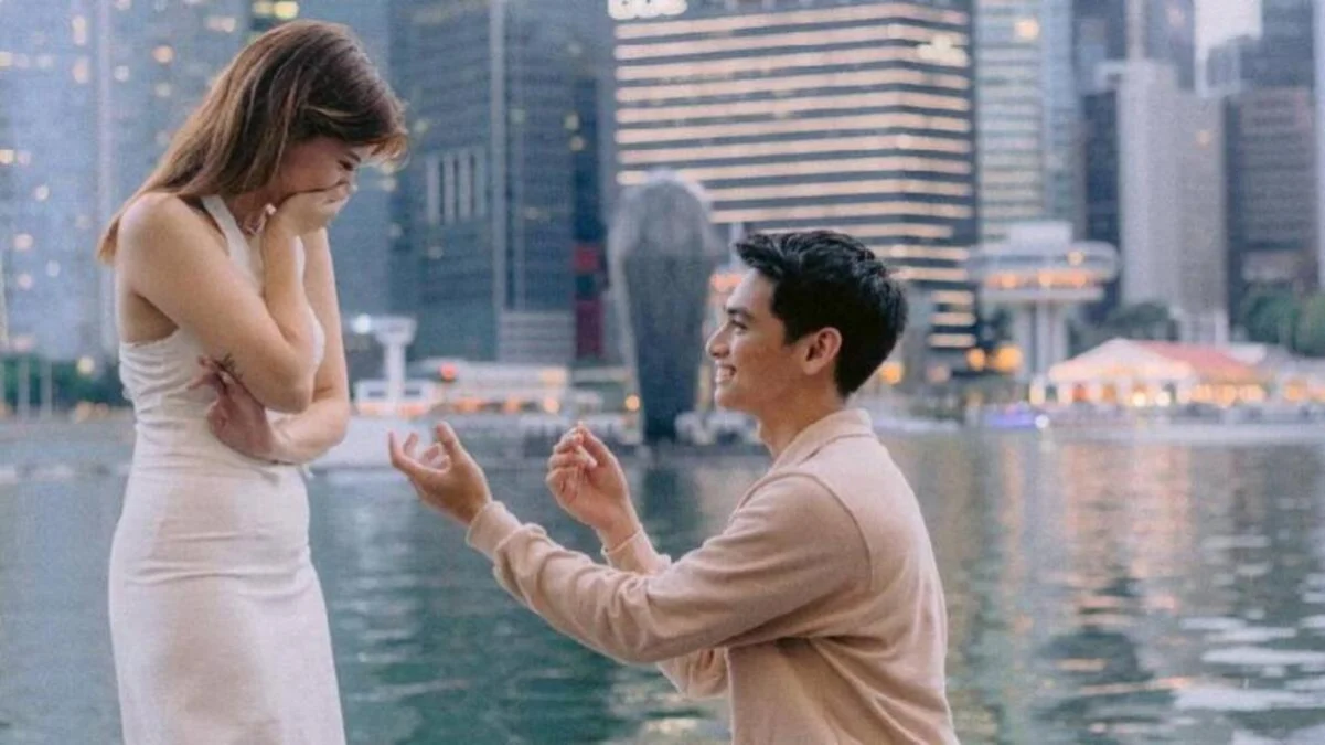 Cassandra Lee Dilamar Romantis di Marina Bay Sands