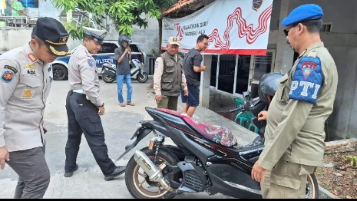 Aparat polisi dan Pol PP razia knalpot Brong.