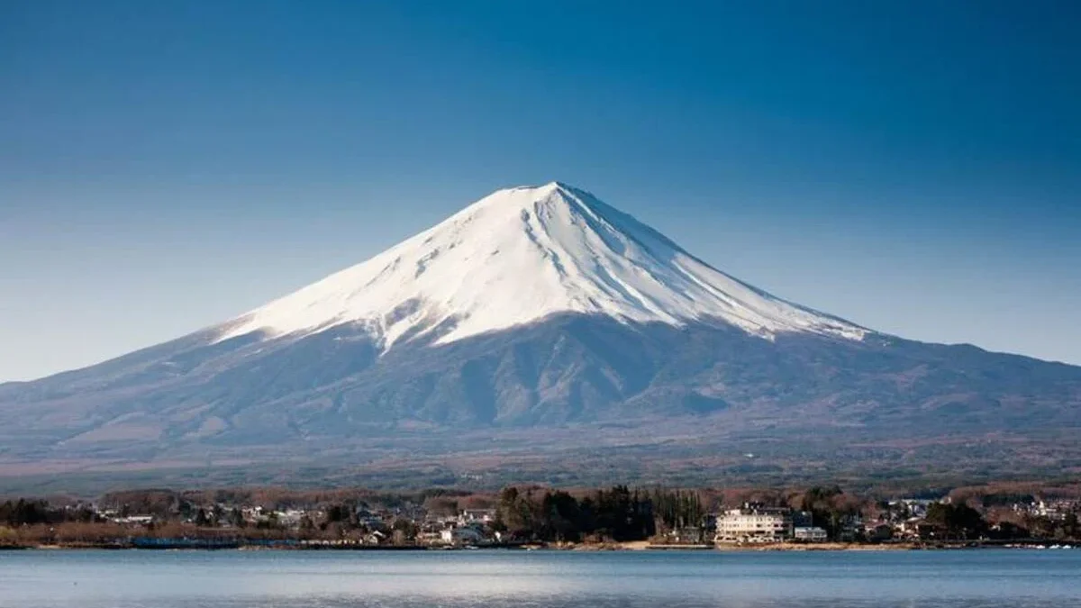 Gunung Fuji Baru Bersalju di Akhir Oktober