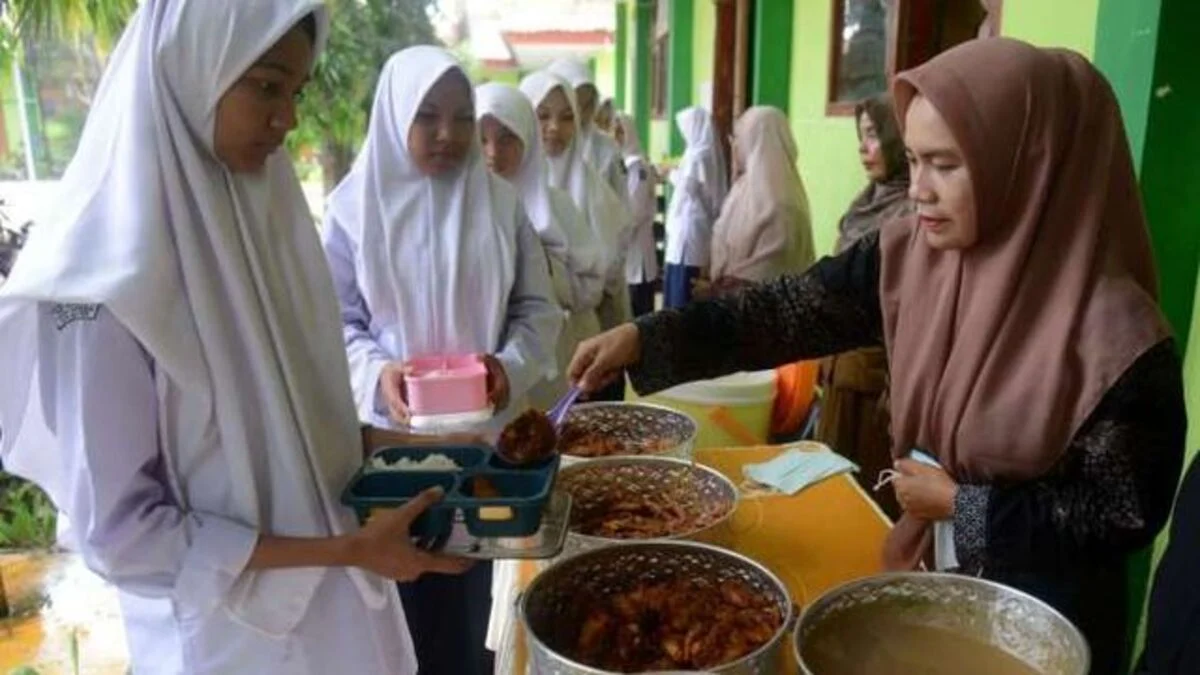 Prabowo Potong Anggaran Makan Bergizi Gratis