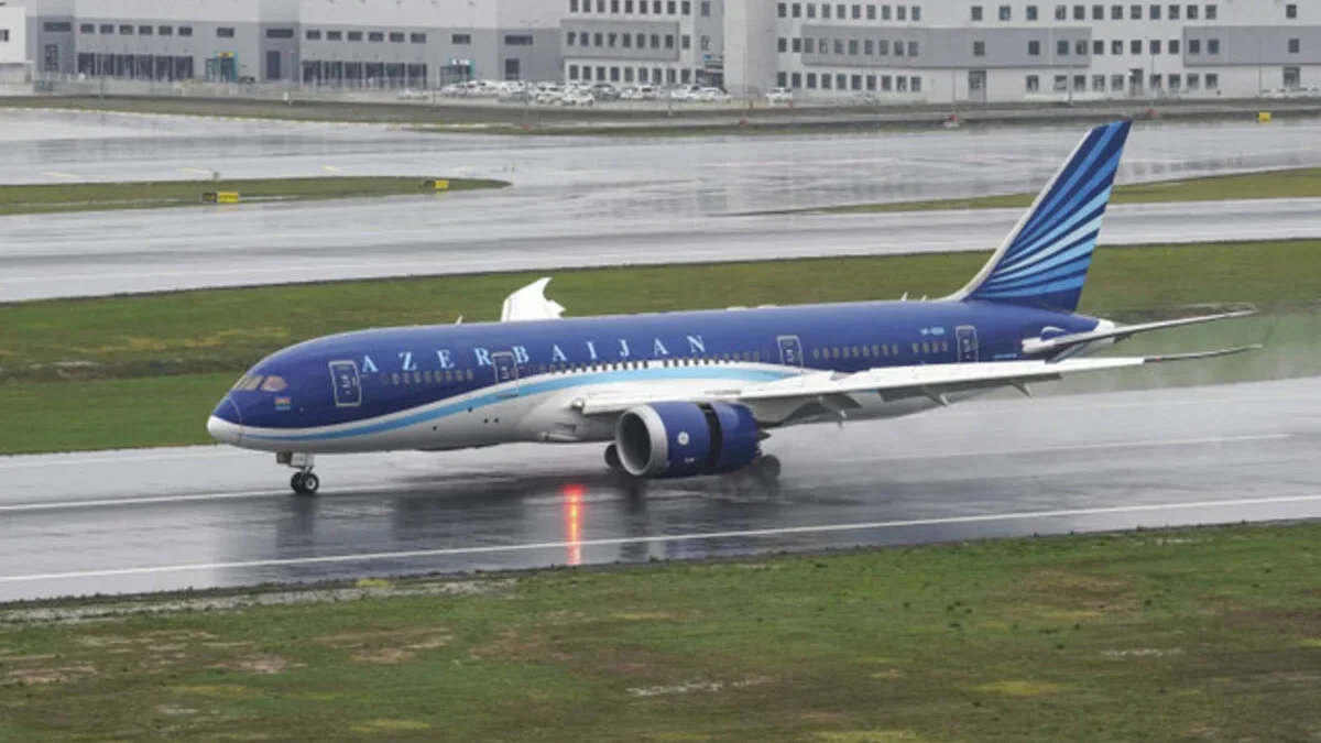 Pesawat Azerbaijan Airlines Jatuh dan Meledak