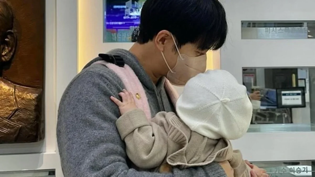 Lee Seung Gi Pamer Foto Anak Pertama