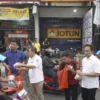 RSUD Karawang dan Bupati Bagikan Takjil kepada Pengendara di Prapatan Johar