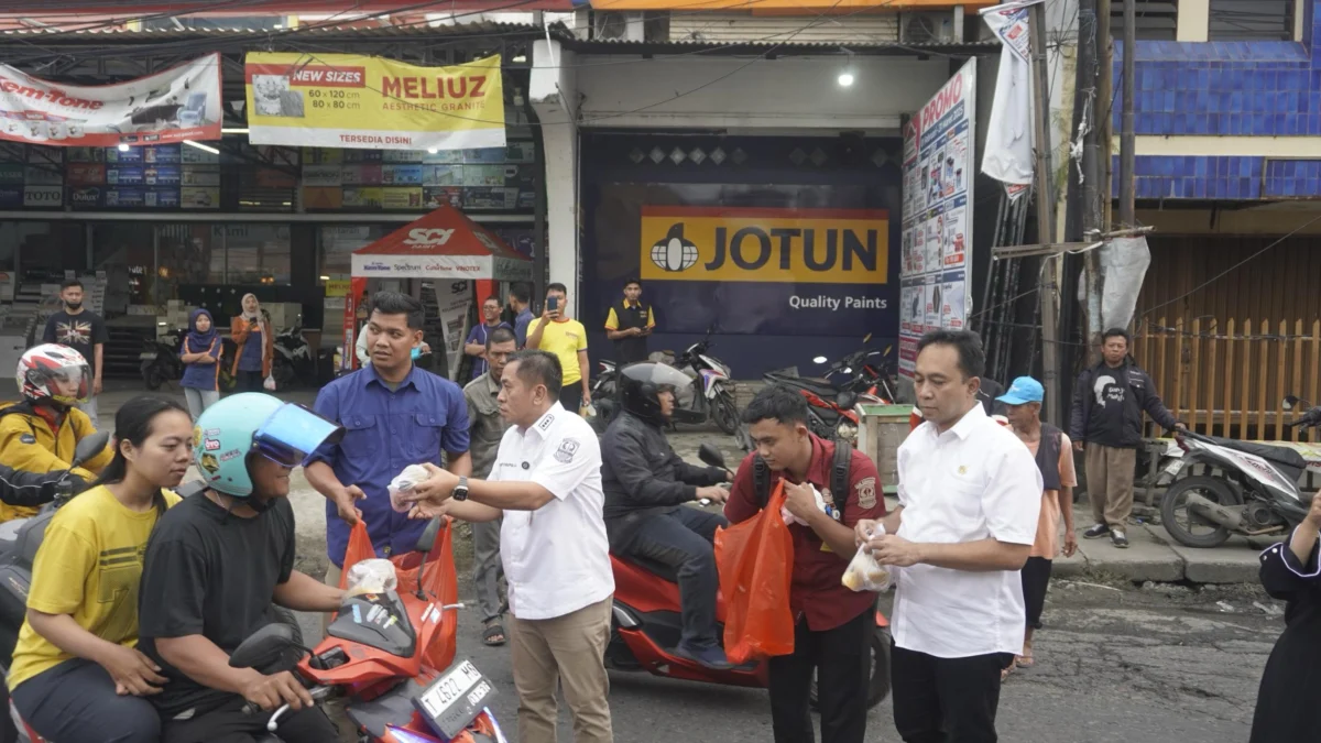 RSUD Karawang dan Bupati Bagikan Takjil kepada Pengendara di Prapatan Johar