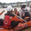 Camat Serang Baru Bantu Evakuasi Korban Banjir di Perumahan The Arthera Hill 2