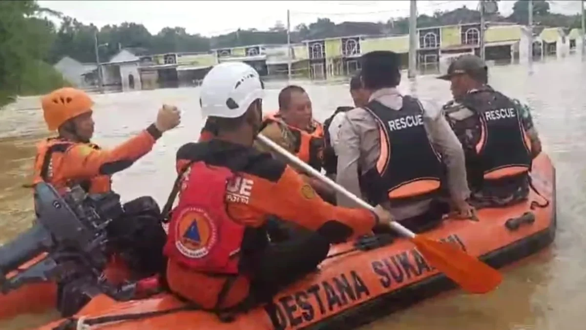 Camat Serang Baru Bantu Evakuasi Korban Banjir di Perumahan The Arthera Hill 2