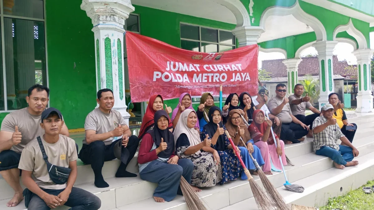 Polsek Pebayuran Bersihkan Masjid Selama Ramadan