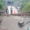 Warga Cicangor Resah Mangkraknya Pembangunan Jembatan Bailey.