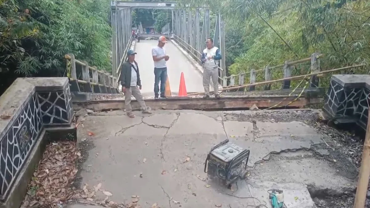 Warga Cicangor Resah Mangkraknya Pembangunan Jembatan Bailey.