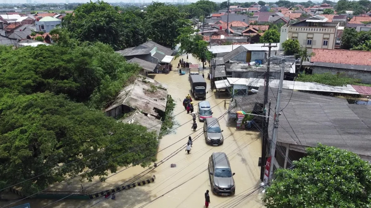 Warga terdampak banjir di Kampung Gabus menantang Bupati Bekasi untuk Tinjau Warga yang terdampak banjir.