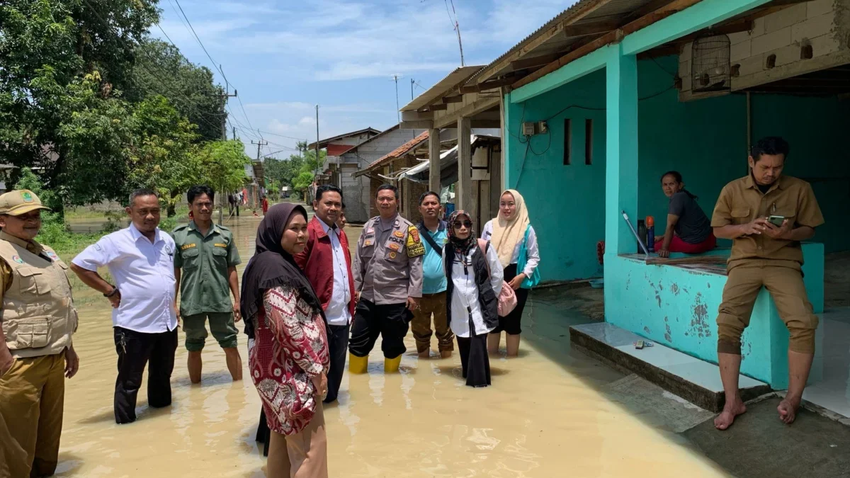 Pemdes Purwadana Kecamatan Telukjambe Timur Lakukan Monitoring Warga Terdampak Banjir