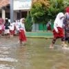 SDN Buni Bakti 04 di Kecamatan Babelan, Kabupaten Bekasi, masih tergenang banjir