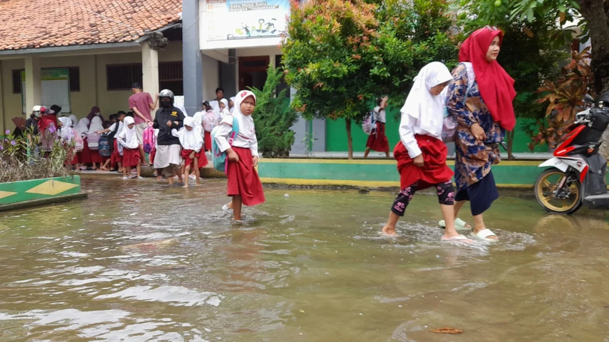 SDN Buni Bakti 04 di Kecamatan Babelan, Kabupaten Bekasi, masih tergenang banjir