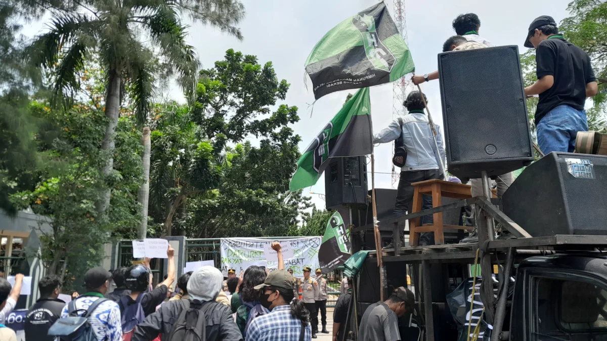 Ratusan Mahasiswa Kepung Gedung DPRD Kabupaten Bekasi.