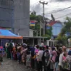 BSI membagikan 200 nasi box per hari kepada masyarakat yang membutuhkan.