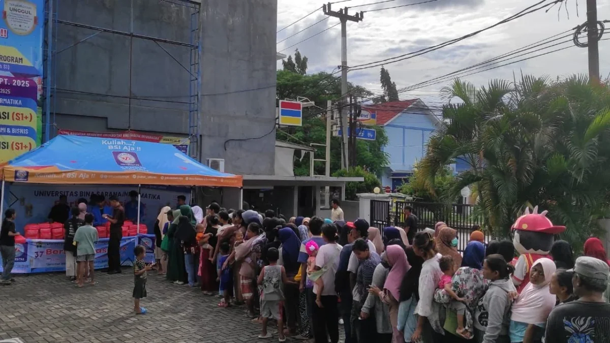 BSI membagikan 200 nasi box per hari kepada masyarakat yang membutuhkan.