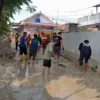 Pemdes Desa Karangligar bersihkan Lumpur pasca banjir.