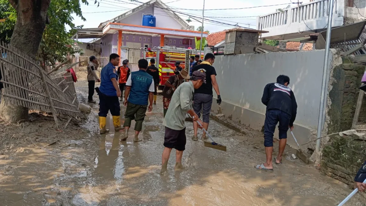 Pemdes Desa Karangligar bersihkan Lumpur pasca banjir.