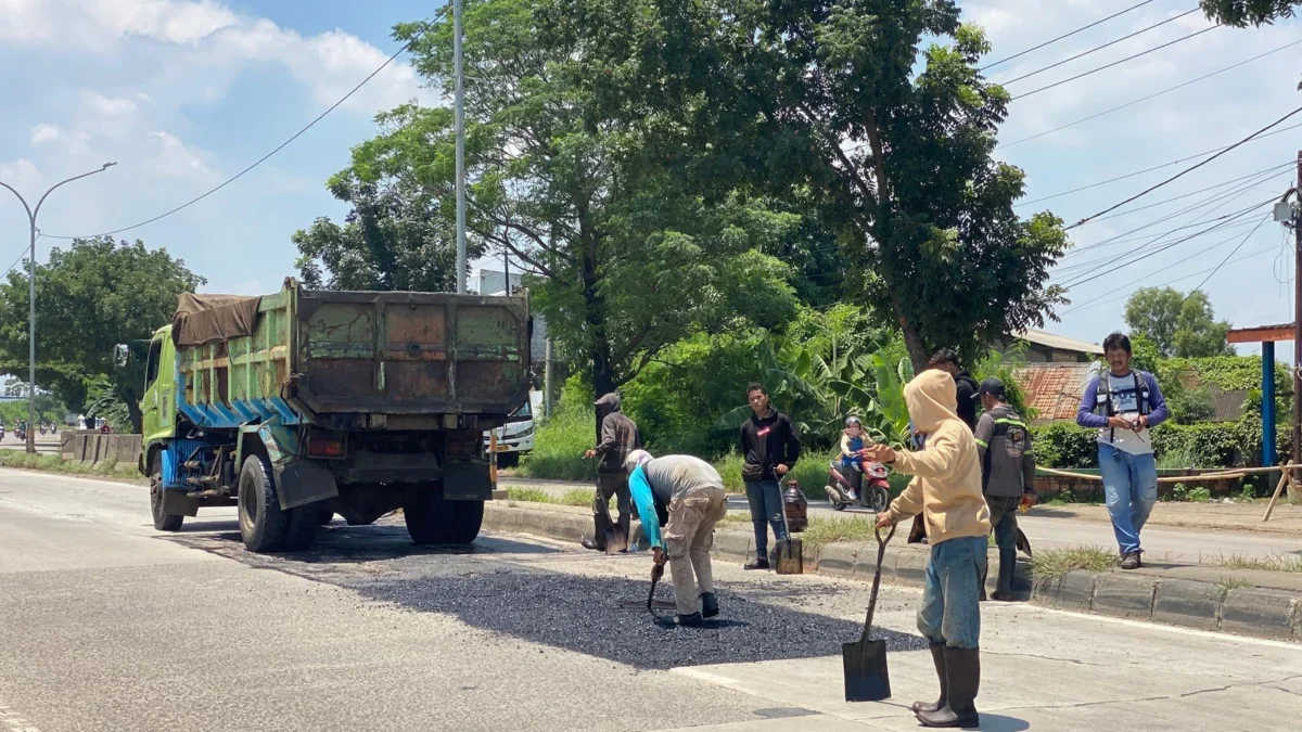 Sejumlah ruas jalan nasional maupun provinsi yang melintasi wilayah Kabupaten Karawang sudah mulai diperbaiki